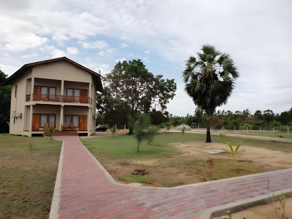 Naaval Hotel Batticaloa Exterior photo