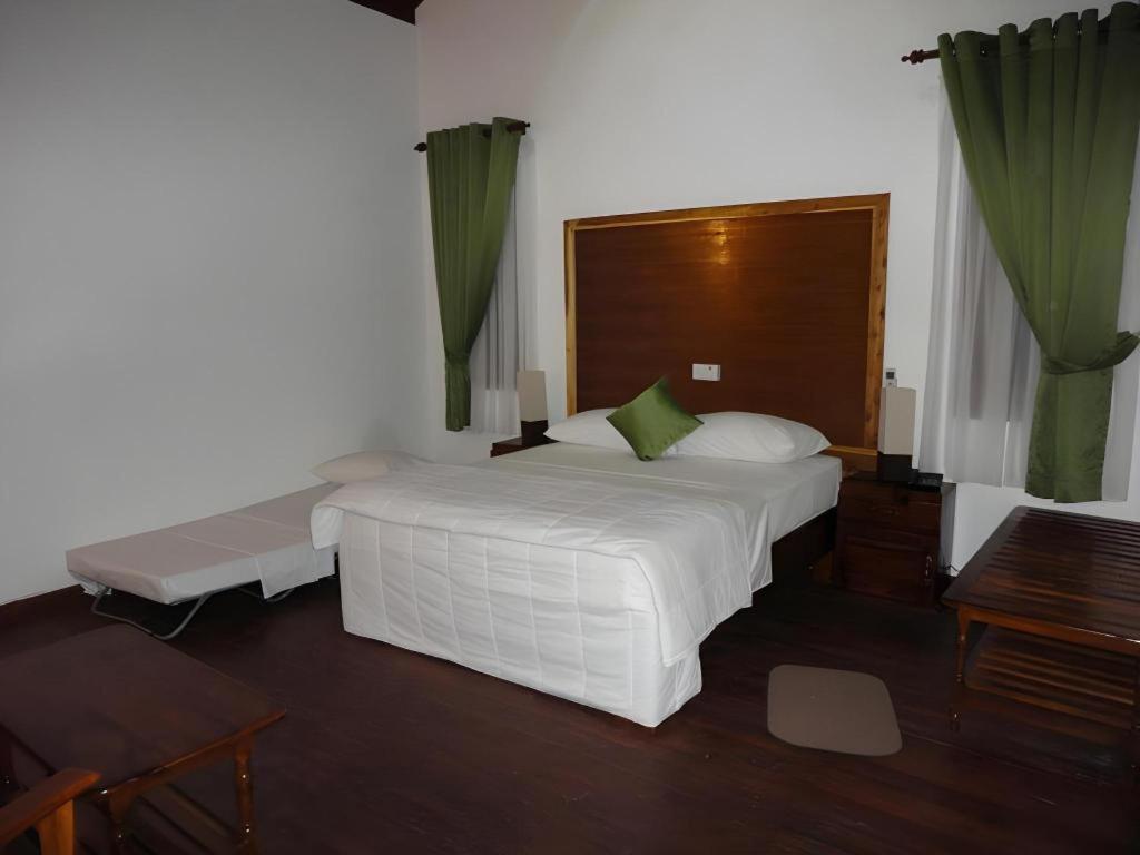 Naaval Hotel Batticaloa Exterior photo