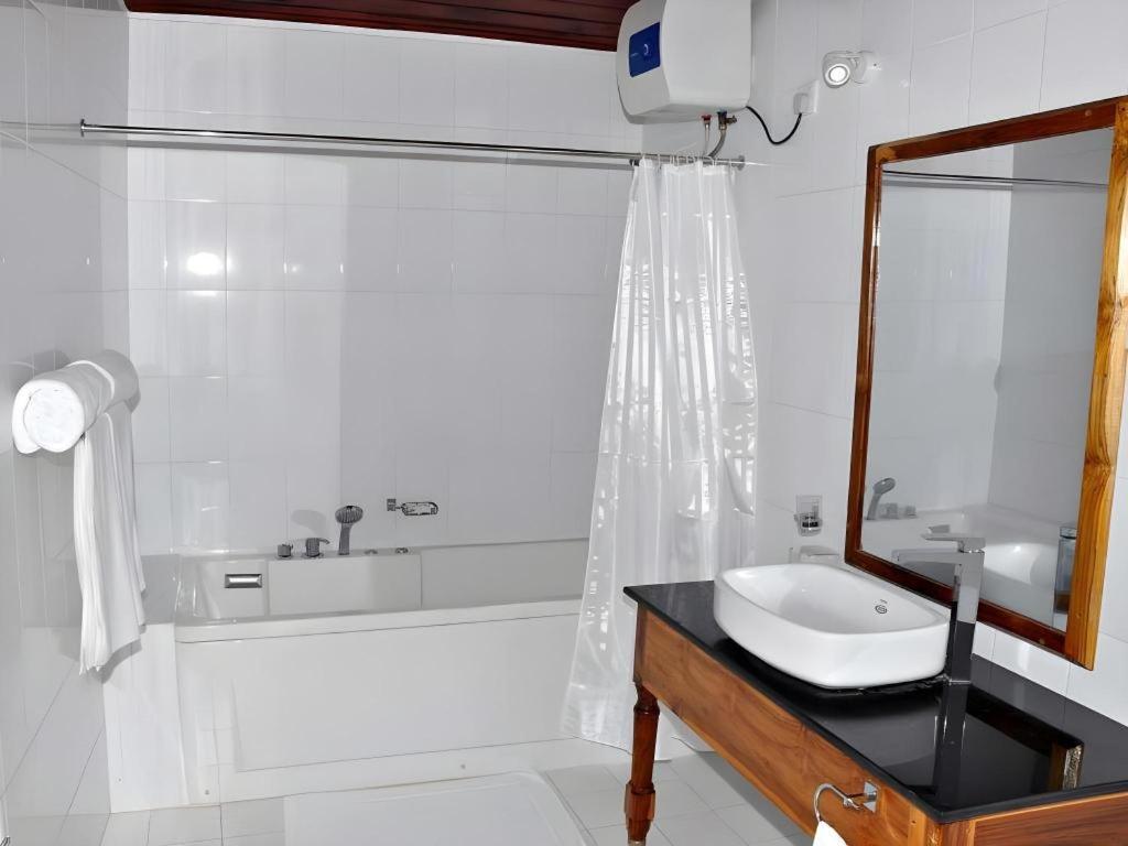Naaval Hotel Batticaloa Exterior photo